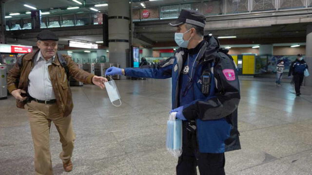 Se repartió mascarillas en el metro de España luego del regreso de los trabajos no esenciales. Foto: Internet.