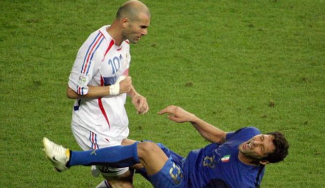 Zinedine Zidane perdió los papeles en la final del Mundial Alemania 2006 y se fue expulsado tras agredir a Materazzo con un cabezazo en el pecho. Foto: EFE.