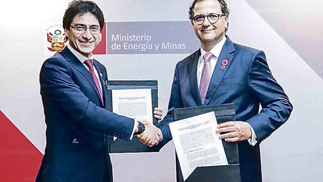 ACUERDO POR GAS. Benavente y ministro Francisco Ísmodes suscribieron acuerdo.