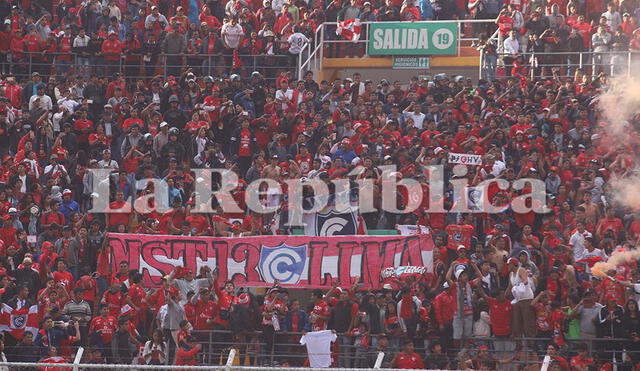 Una locura se vivió en las tribunas del estadio Inca Garcilaso de la Vega en Cusco.