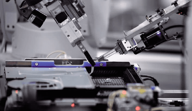 26 Robots en la planta de fabricación de Sony se encargan de manipular piezas pequeñas y cables delicados para ensamblar una PS4. Foto: Nikkei Asian Review.