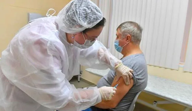 Un hombre es vacunado en Moscú el último sábado con la vacuna rusa Sputnik V. Foto: EFE