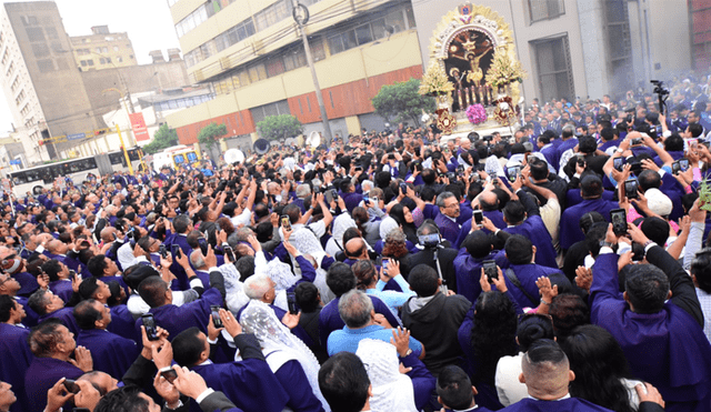 Imagen del Señor de los Milagros recorre las calles de Lima por Viernes Santo [FOTOS] 