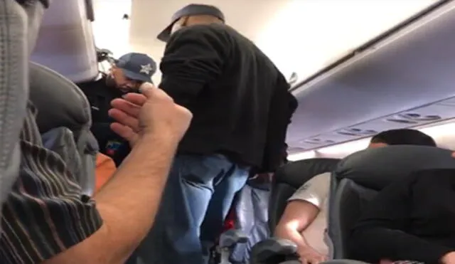 Facebook: Pasajero de avión es echado de mala forma de famosa aerolínea en Estados Unidos [VIDEO]