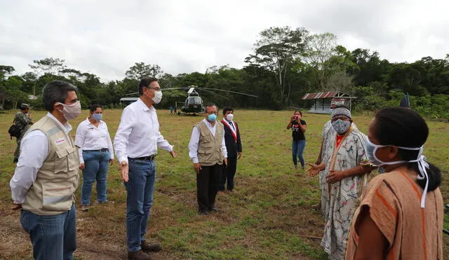 Martín Vizcarra con los representantes de la Federación Nativa del Río Madre de Dios y Afluentes. Foto: Presidencia.