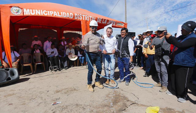 Gobernador Elmer Cáceres Llica entregó obra de agua potable en La Joya. Foto: Oswald Charca.