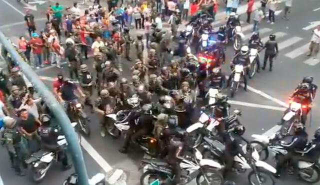 Momento en que militares y policías se enfrentan a golpes y terminan con bombas lacrimógenas. Captura de video / Twitter.