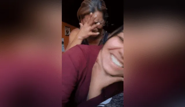 Facebook viral: mujer finge tener “tortícolis” y le juega una cruel broma a su madre [VIDEO] 