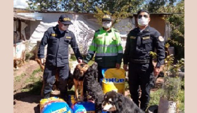 Policías entregaron alimentos para canes en Cusco.