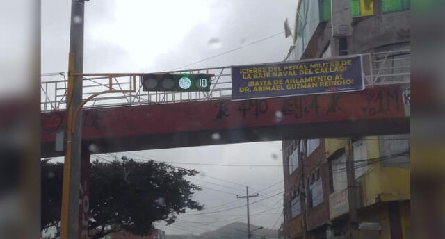 Seguidores de Abimael Guzmán colgaron pancarta en puente de Puno