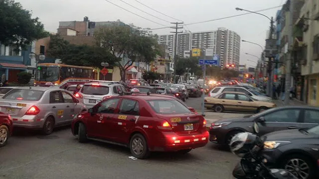 Estacionamiento en vía pública provoca congestión vehicular a diario
