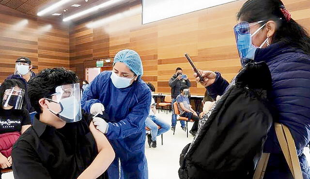 Ahora ellos. En Tacna, el proceso de vacunación de menores continuará hoy, pese a las advertencias del sector Salud. Foto: difusión
