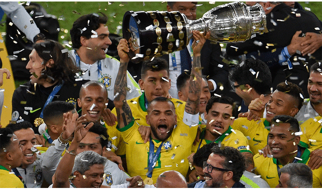 Dani Alves, de 36 años, fue elegido el Balón de Oro de la Copa América 2019. | Fotos: EFE / AFP
