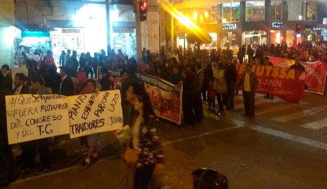 Huancayo: cientos de ciudadanos marcharon en apoyo a la disolución del Congreso