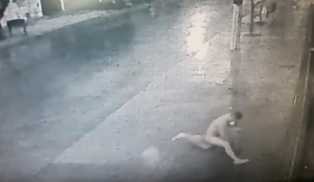 YouTube: Indignación por brutal ataque de hombre desnudo contra mujer | VIDEO