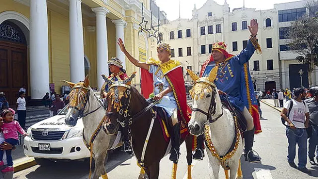 Los Tres Reyes Magos de la PNP recorrieron calles de Chiclayo llevando mensaje de paz