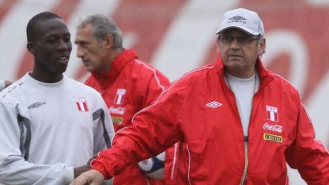 Advíncula debutó con Perú en un amistoso jugado en septiembre del 2010.