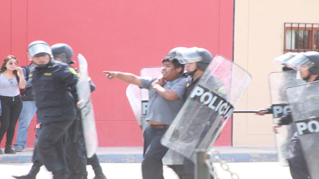 Tacna: Violenta protesta de obreros de construcción civil [VIDEO]