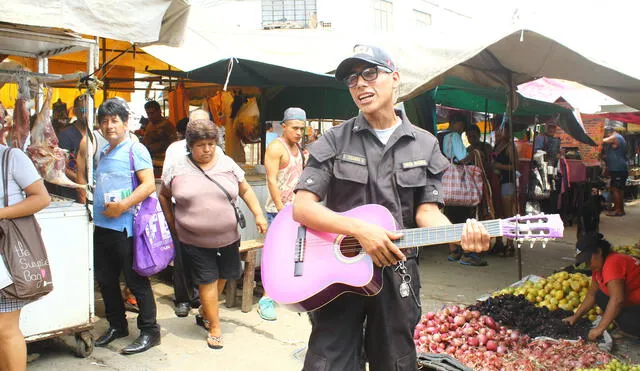 A ritmo de rap, policía lleva mensaje de esperanza para damnificados por desastres [VIDEO]
