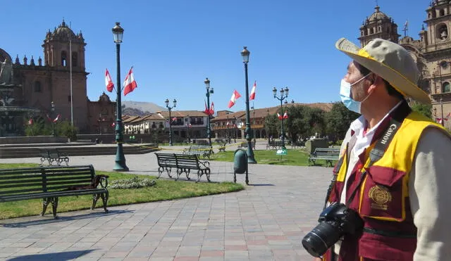 En su primer día de trabajo, don Juan Quispe no logró encontrar clientes en la turística plaza de Cusco.