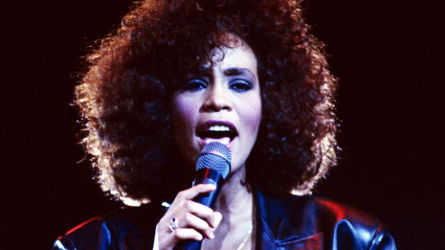 Amiga de Whitney Houston publicará libro confesando romance con la cantante