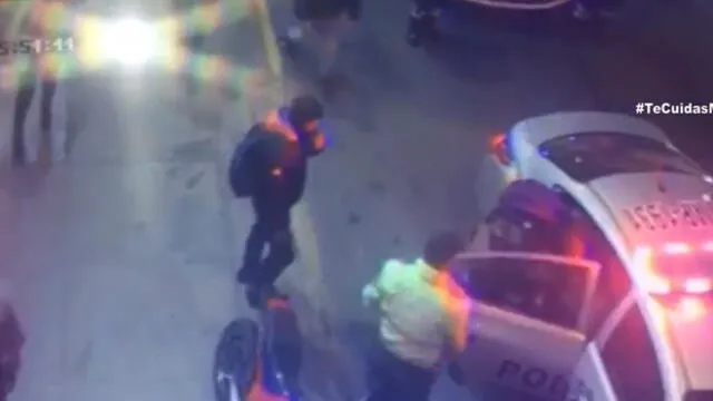 Joven herido de bala fue llevado en un patrullero hacia el Hospital Dos de Mayo. (Foto: Captura de video / 24 Horas)