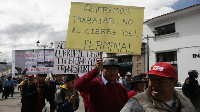 Informales protestan contra alcalde de Cusco por cierre de terminales