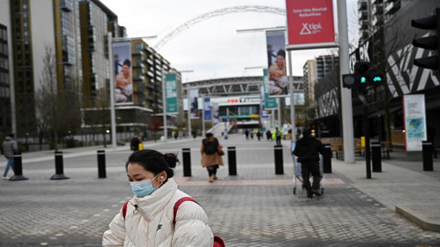 London (United Kingdom), 17/03/2020.- People wear face masks in front of the Wembley Stadium in north London, Britain, 17 March 2020. The UEFA meet on 17 March 2020 to discuss the effects of the coronavirus COVID-19 pandemic on the UEFA EURO 2020 and the European Cup competitions. The final of the UEFA EURO 2020 soccer tournament was scheduled to be played at Wembley Stadium on 12 July 2020. Several European countries have closed borders, schools as well as public facilities, and have cancelled most major sports and entertainment events in order to prevent the spread of the SARS-CoV-2 coronavirus causing the Covid-19 disease. (Lanzamiento de disco, Reino Unido, Londres) EFE/EPA/NEIL HALL