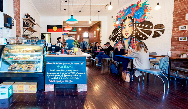 Cafetería feminista que elevaba precios a los hombres cierra por falta de clientes [FOTOS]