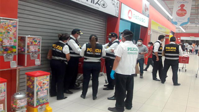 Peritos durante el operativo en Plaza Vea de Chorrillos. Foto: PNP