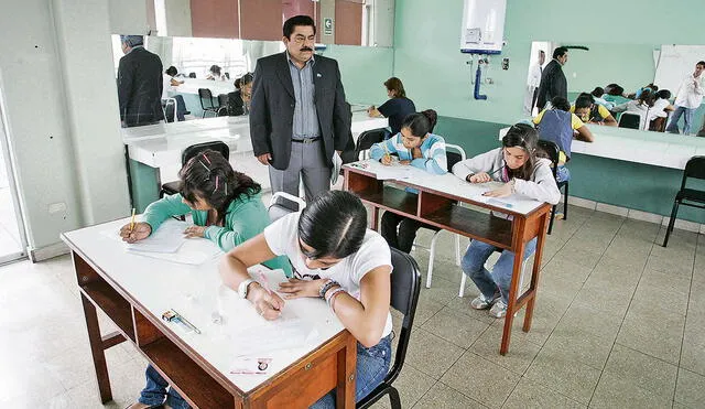 En clase. Cada año se jubilan alrededor de 5 mil docentes. Foto: referencial