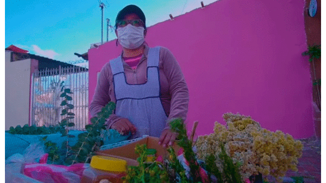 La mujer ofrece sus productos como plantas y como remedios caseros. Foto: captura Efe.