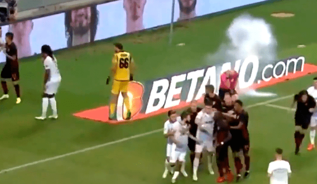 Europa League: petardo estalla cerca de árbitro en partido que se jugó en Rumania. Foto: Captura de video.