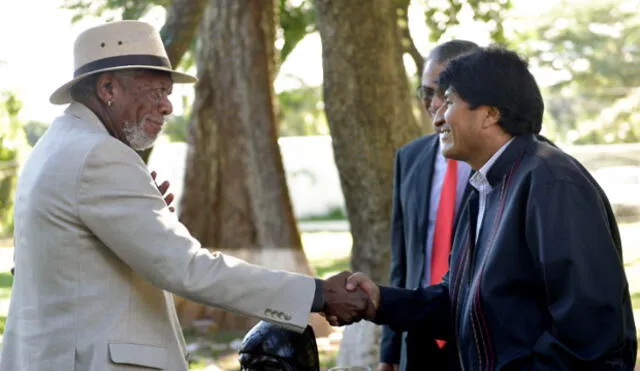 Twitter: Evo Morales brinda entrevista a Morgan Freeman y le regala ‘El libro del mar’