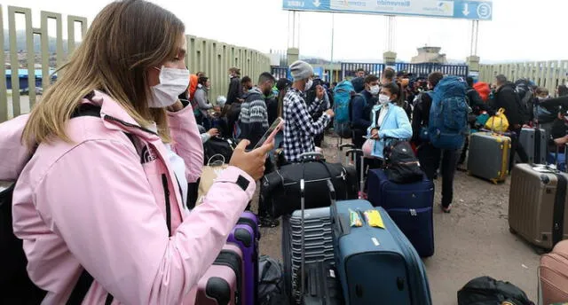 Turistas canadienses y estadounidenses varados en Cusco logran viajar a Lima. Fotos: Diario Correo.