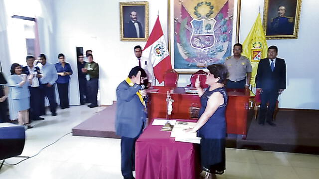 Juramenta alcaldesa después de dos años de electa en Tacna