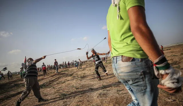 Gaza Strip (---), 12/07/2019.- Protesters hurl stones with slingshots near the border between Israel and the Gaza Strip, in the eastern Gaza Strip, 12 July 2019. (Protestas) EFE/EPA/MOHAMMED SABER