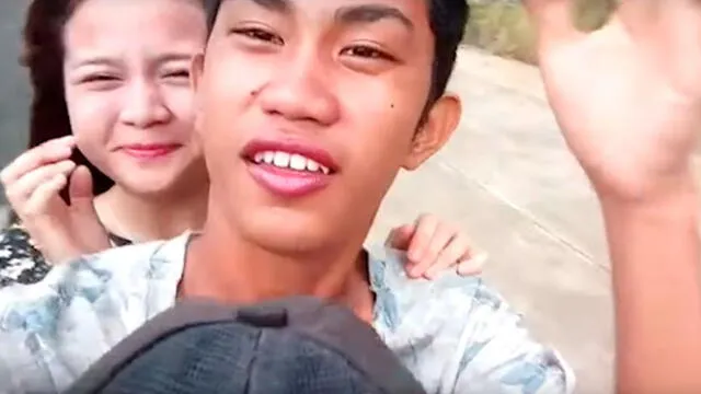 Jóvenes intentan grabar un ‘video selfie’ sobre motocicleta y sufren terrible experiencia [VIDEO]
