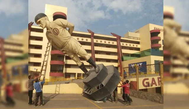 Universitario se pronuncia sobre el retiro de la estatua de Lolo Fernández en el Monumental