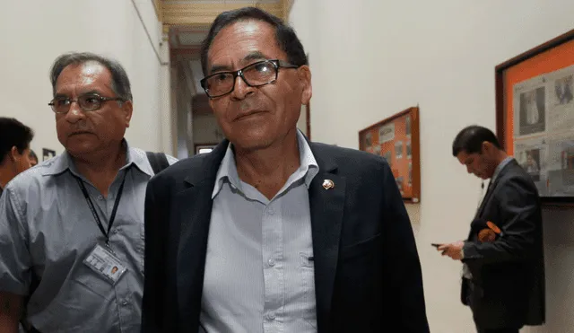 Alberto Quintanilla pide a PPK renunciar 