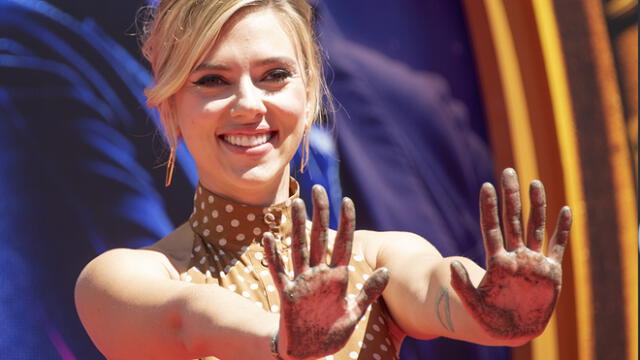 Scarlett Johansson se pronuncia tras comentarios sobre el personaje transexual en “Rub & Tug”