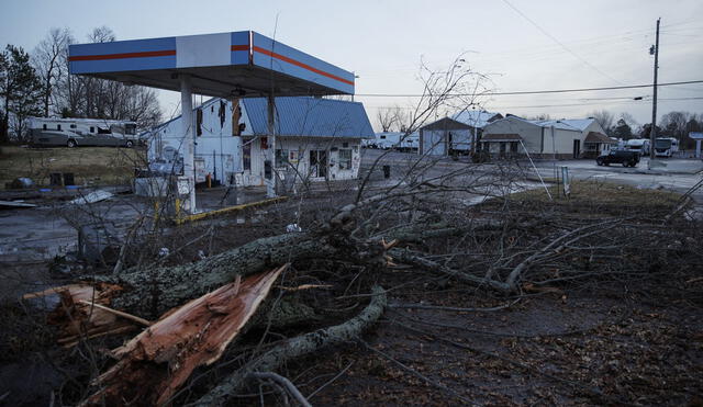 Vista general de negocios dañados por tornados el 11 de diciembre de 2021 en Mayfield, Kentucky.  Foto: AFP