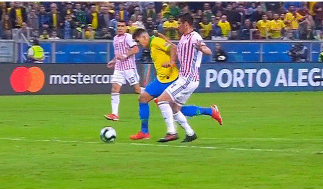 Fabián Balbuena fue expulsado en el Brasil vs. Paraguay por falta sobre Firmino.