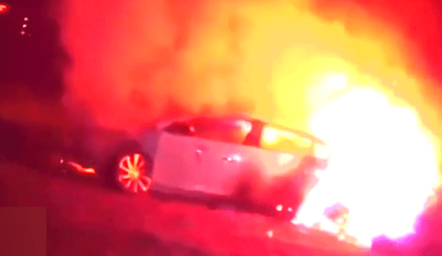 Policías salvan a una mujer inconsciente de un automóvil envuelto en llamas