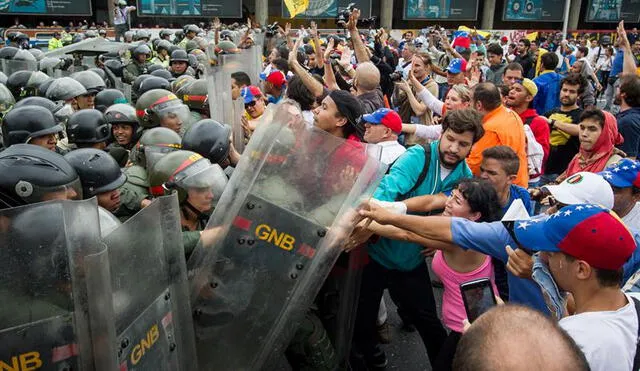 Centernares de venezolanos han muerto o son heridos por parte de las fuerzas del Estado en manifestaciones opositoras. Foto: EFE.