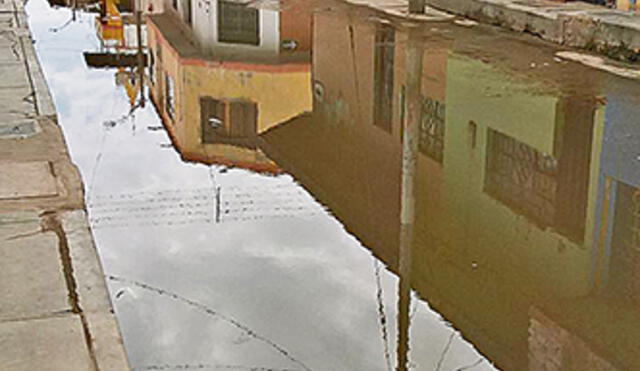 Tras colapso de desagües, aguas servidas invaden las calles de Catacaos