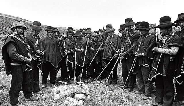 Huaychao. Comuneros y una tumba de senderistas, en 1983. Querían reclutar a sus hijos.