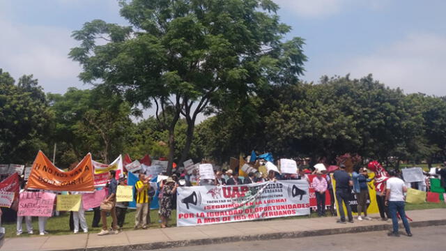 La movilización ocurrió frente frente a la sede principal de Sunedu. Foto: Joel Robles.