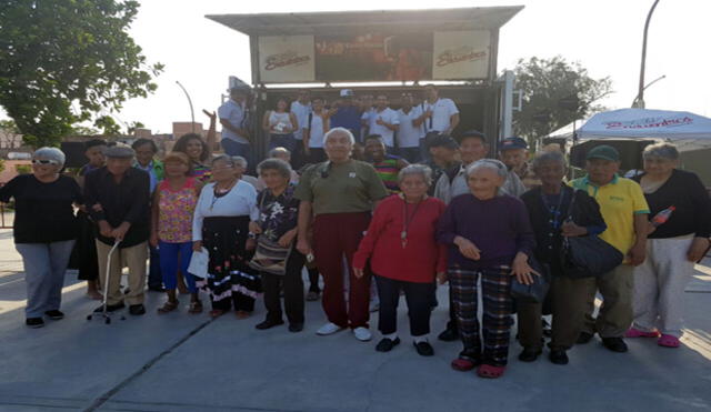 Camión Criollo hizo bailar a ancianos del asilo Canevaro 
