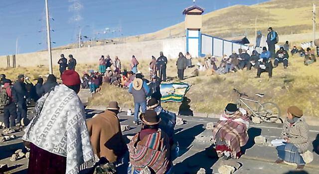 Pobladores chocan con PNP por mina Aruntani en Puno